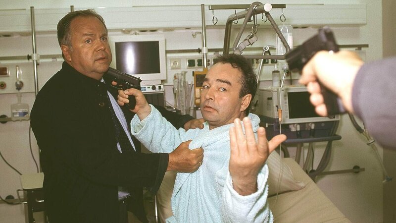 Werden Kriminalhauptkommissar Stefan Kehler (Wolfgang Bathke, li.) und Kriminalkommissar Ralf Bongartz Sauer (Martin Seifert) überwältigen? – Bild: TVNOW /​ Rolf Baumgartner