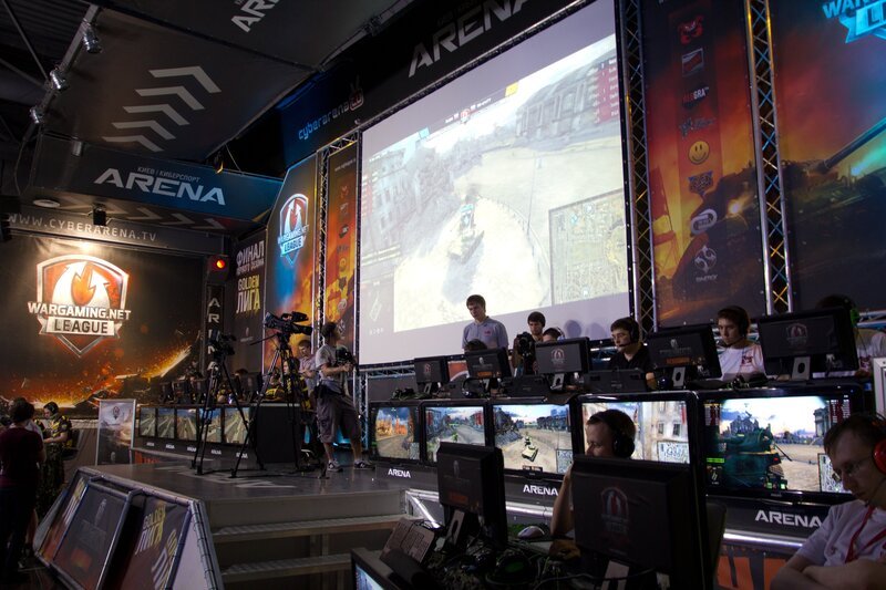 Es ist ein Spiel für Fans strategischer Ballerspiele und für Militaria-Freunde. Und es ist das Computerspiel mit den meisten Nutzern weltweit: „World of Tanks“. 45 Millionen Spieler loggen sich regelmäßig auf ihrem PC ein und fechten mit ausschließlich historisch-schwerem Gerät die Panzerschlachten des Zweiten Weltkriegs neu aus. So können alle, die gern am heimischen PC Krieg spielen, auch um die Lufthoheit kämpfen. „World of Warplanes“ verlegt das Schlachtfeld in die Luft. Wir ermöglichen einen Blick in die Köpfe der Spieleentwickler und zeigen, wie die Programmierer selbst zu kämpfen haben. – Bild: National Geographic