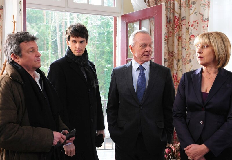Kommissar Meyser (Christoph Krix, l.) will wegen Pilars Tod ein Ermittlungsverfahren einleiten. Moritz (Daniel Fünffrock, 2.v.l.), Werner (Dirk Galuba, r.) und Charlotte (Mona Seefried, r.) sind schockiert. – Bild: ARD/​Ann Paur