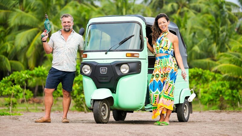 Hosts Stephanie Sitt and Luke Shantz rocking their tools with their Tuk Tuk, as seen on Betting on Paradise, Season 1 – Bild: Warner Bros. Discovery, Inc. or its subsidiaries and affiliates. All rights reserved.
