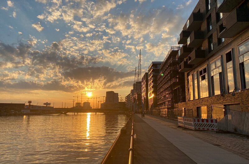 Nach der Krise – die Stadt erwacht zu neuem Leben. – Bild: NDR/​Katrin Spranger