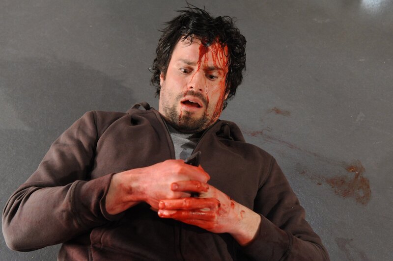 Bei einem Handgemenge wird Steve (Peter Windhofer) schwer verletzt und droht zu verbluten. Carla, die sofort einen Arzt rufen will, traut ihren Ohren nicht, als David vorschlägt, Steve besser nicht zu helfen … – Bild: SAT.1 /​ Claudius Pflug