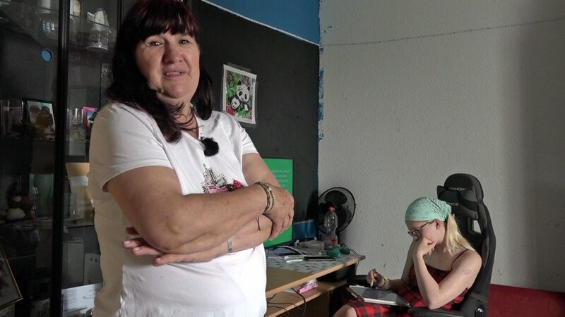 Bärbel (li.) stellt fest, dass sie trotz harter Arbeit nicht mehr Geld herausbekommt als ihre Schwiegertochter Jasmin, die Bürgergeld bezieht.. – Bild: RTL Zwei