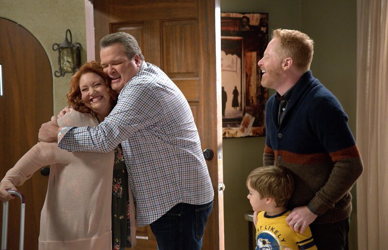 L-R: Pameron (Dana Powell), Cameron Tucker (Eric Stonestreet), Cal (Marcello Julian Reyes), Mitchell Pritchett (Jesse Tyler Ferguson) – Bild: Comedy Central