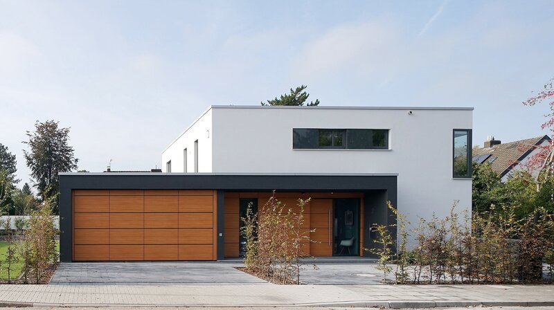 Bauhaus mit besonderen Trespaplatten an Garage und Eingang. – Bild: NDR/​Rainer Mueller-Delin