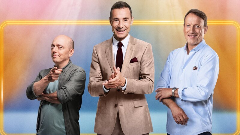 v.li.: Teamkapitän Bernhard Hoëcker, Moderator Kai Pflaume, Teamkapitän Wotan Wilke Möhring – Bild: SRF/​NDR