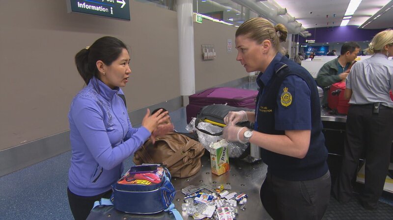 Tausende von Männern und Frauen widmen ihr Leben dem Schutz der australischen Grenze. Als Grenzbeamte stoßen sie bei ihrer Arbeit gegen Terrorismus, Schmuggel, illegale Einwanderer, Menschen- und Drogenhandel zum Teil auf äußerst kuriose Fälle … – Bild: Seven Productions