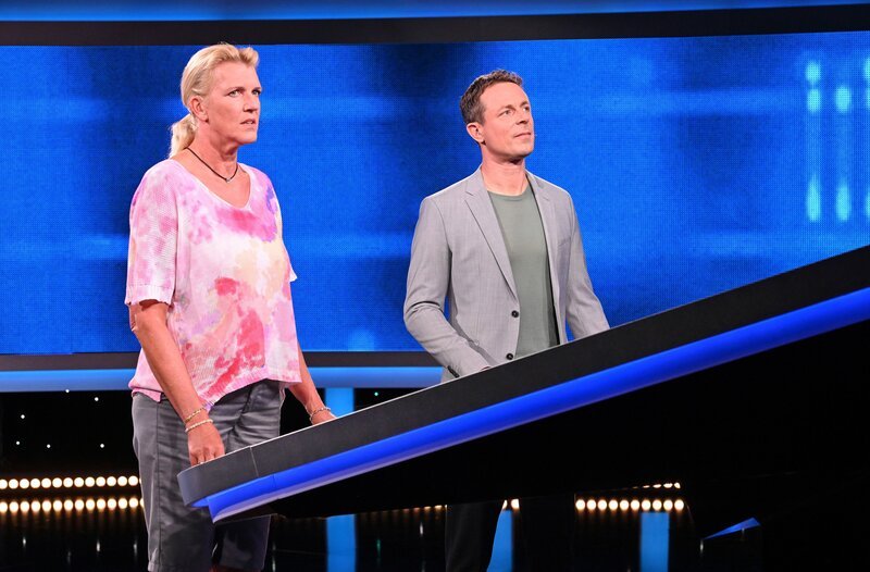 Moderator Alexander Bommes (r.) mit der Kandidatin Kristine Petersen (l.). – Bild: ARD/​Uwe Ernst