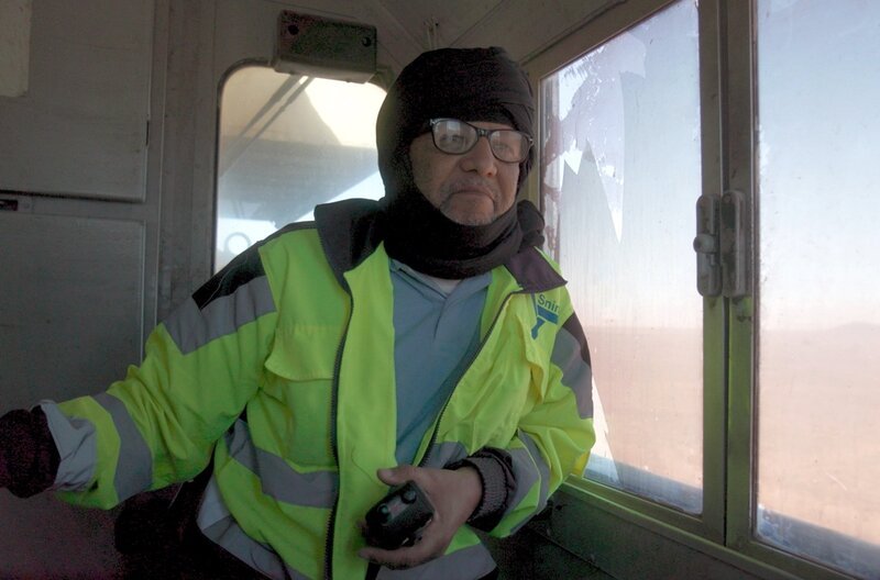 Zugführer Sidi fährt den Wüstenexpress durch die Sahara. – Bild: MedienKontor