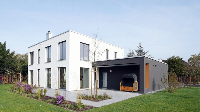 Gartenansicht mit Garage – Bild: NDR/​Rainer Mueller-Delin