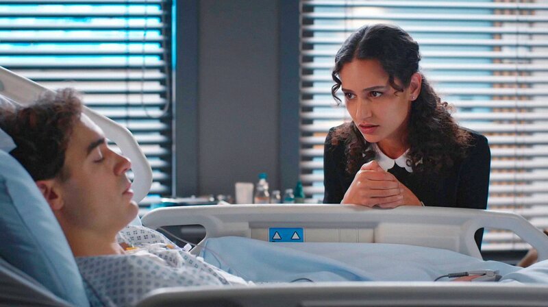 Nadine Ossowski (Michaela Saba, r.) sorgt sich um ihren Verlobten Timo Köster (Giovanni Funiati, l.). Die Operation war schwerer, als angenommen. – Bild: ARD/​Jens Ulrich Koch