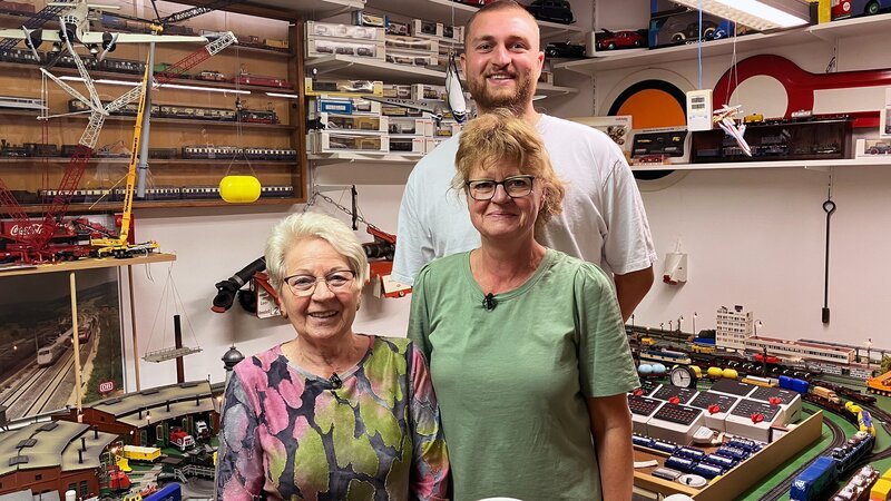 Im Keller von Ursula (li.) steht eine riesige Modelleisenbahnlandschaft, sowie Modellautos und Werkzeug – Bild: RTLZWEI
