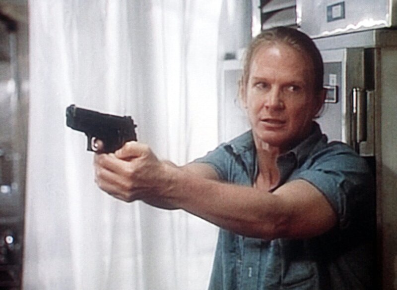 Der krebskranke Paul (Darrell Larson) hat drei Menschen als Geiseln genommen. – Bild: Sat.1 Gold