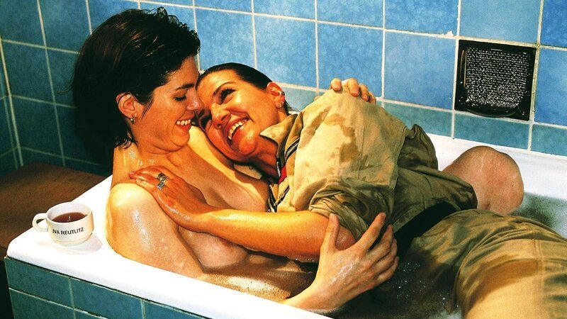 Im Überschwang der Gefühle landet Walter (Katy Karrenbauer, re.) bei Susanne (Cheryl Shepard) in voller Montur im Badewasser. – Bild: RTL