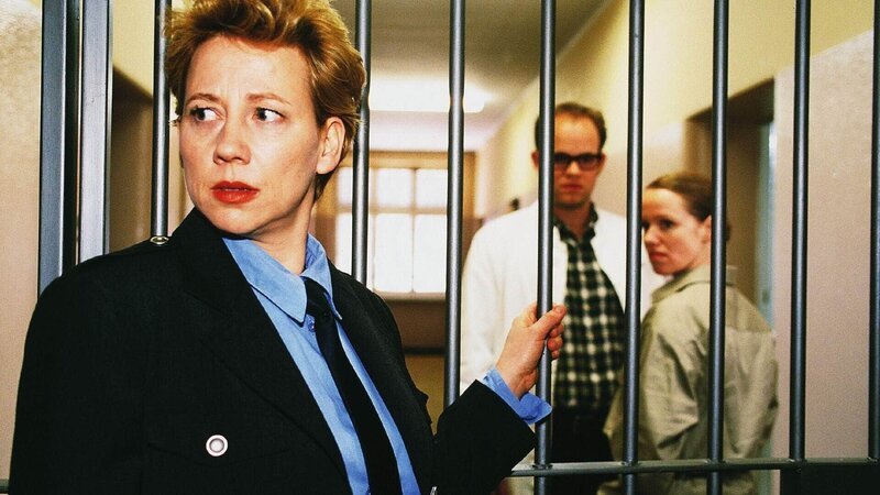 Silke (Judith von Radetzky, li.) ist geschockt, als sie ihre Halbschwester (Marion Reuter, hi.re.) als Neuzugang in Reutlitz sieht (hi. Mi. Atto Suttarp). – Bild: RTL