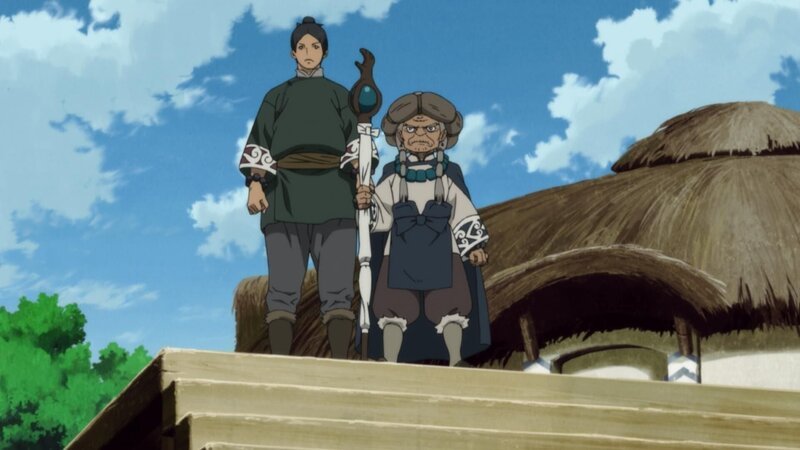 Die Krieger zwingen den Dorfältesten, unter Androhung das Dorf zu verbrennen, ihnen Chagum zu übergeben. Doch dann schaltet sich Schamanin Torogai (re.) ein. Bild: Tanda, li. – Bild: LEONINE Studios