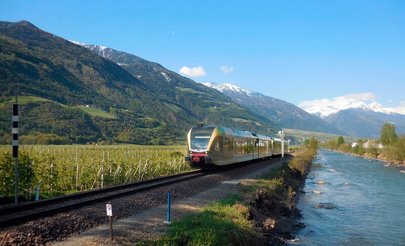 Ständiger Begleiter der Vinschgaubahn – die Etsch. – Bild: SWR