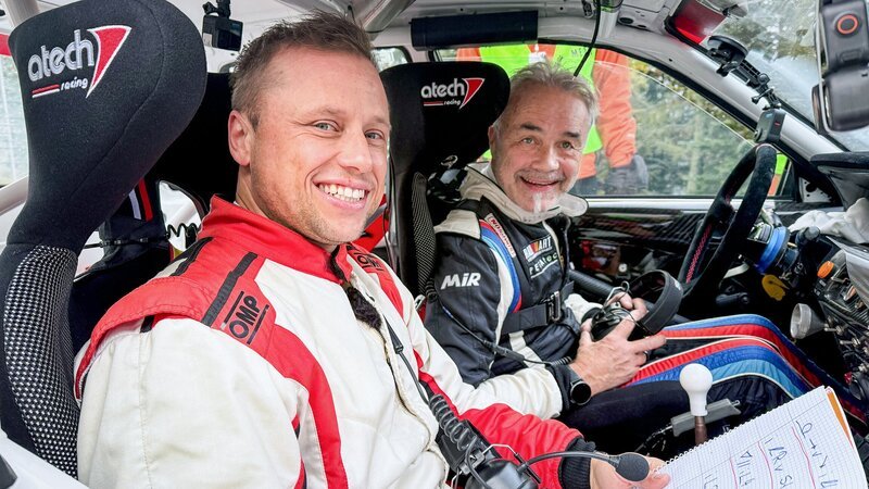 v.li.: Jan Fitze übernimmt die Rolle des Co-Piloten neben Rallye-Legende Erwin Keller. – Bild: SRF