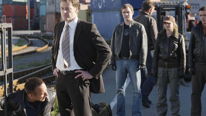 In seiner nahezu aussichtslosen Lage versucht Semir (Erdogan Atalay, li.) Lorenz (Oliver Sauer, 2.v.li.), Frank Berger (Urs Fabian Winiger, Mi.) und Lara (Anna Bertheau) davon zu überzeugen, dass Kay (Sascha Göpel, re.) ein falsches Spiel mit ihnen treibt … – Bild: MG RTL D /​ Guido Engels