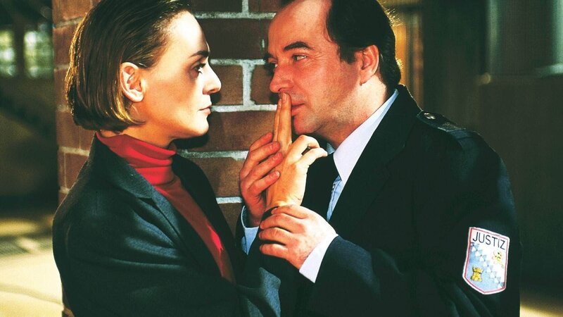 Mona (Anja Beatrice Kaul), die einen Deal mit Blondie hat, überredet Kittler (Egon Hofmann), Blondie auf die Krankenstation zu bringen. – Bild: RTL