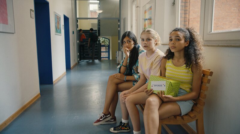 Die Mädchen (Indira Corrales Ehlers, Ida Carlo, Josefine Maxima, v. l. n. r.) haben dem Dieb eine Falle gestellt. – Bild: NDR/​Letterbox