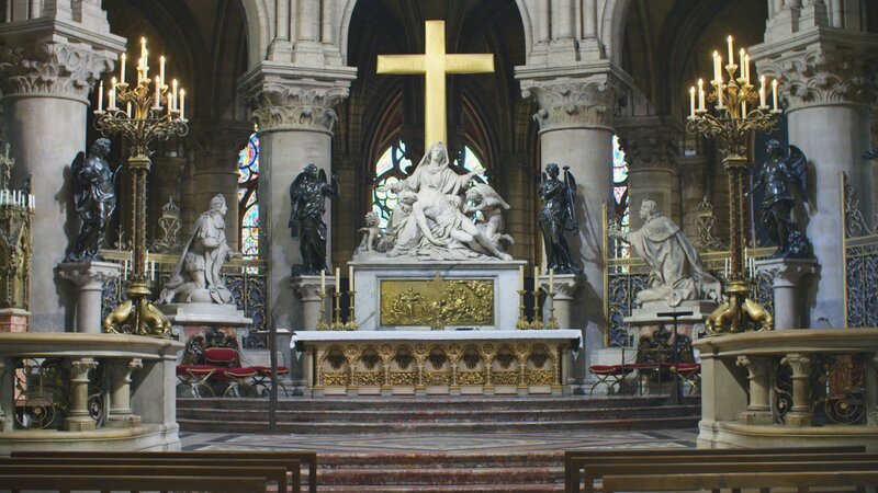 Eine ruhige Darstellung des Innenraums einer katholischen Kirche mit einem Altar. – Bild: THE HISTORY CHANNEL /​ PERNELMEDIA
