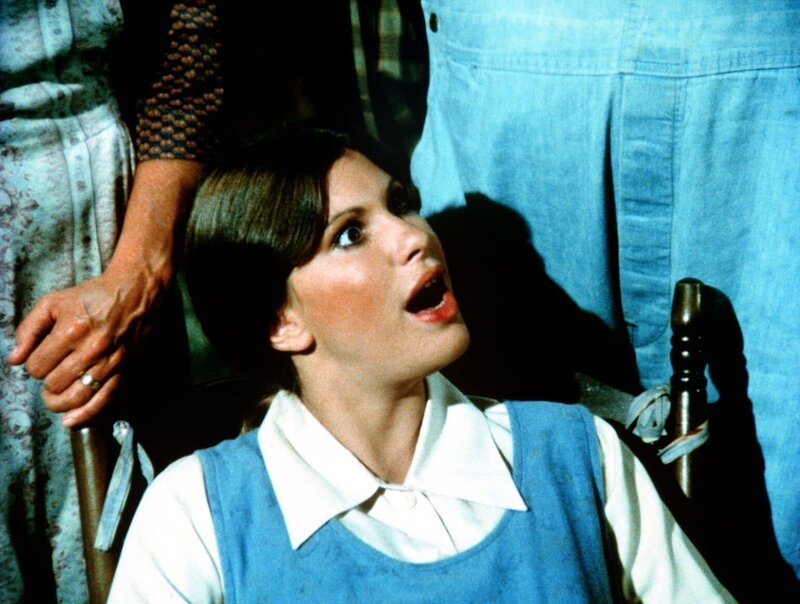 Besorgt verfolgen die Waltons den Streit zwischen Mary Ellen (Judy Norton-Taylor) und ihrem Mann Curt, der unbedingt will, dass das Baby, das Mary Ellen erwartet, im Krankenhaus geboren wird … – Bild: Sat.1 Gold