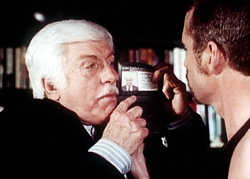 Dr. Sloan (Dick Van Dyke, l.) weist sich vor dem rabiaten Liebhaber der Verdächtigen Charlene Baylor aus. – Bild: Sat.1 Gold