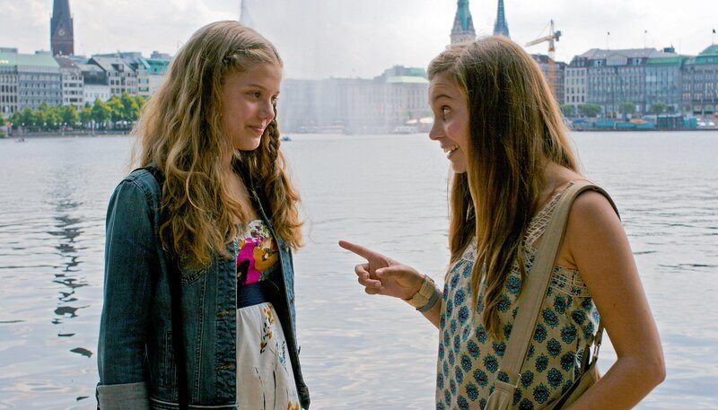 Emma (Sophie Karbjinski) und Ally (Marny Kennedy) hecken einen Plan aus, wie sie Jackie am besten helfen können. – Bild: NDR/​Southern Star