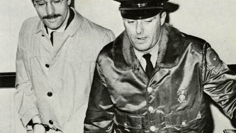 Tony Costa (l.) wurde wegen dreier Morde an jungen Frauen zu lebenslanger Haft verurteilt. Vermutlich waren es jedoch mehr. – Bild: TVNOW