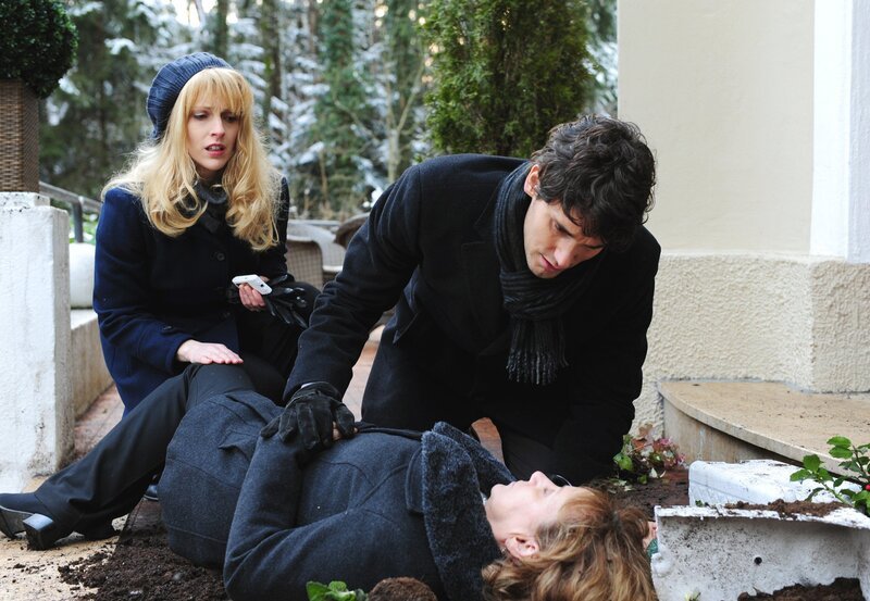 Rosalie (Natalie Alison, l.) und Moritz (Daniel Fünffrock, r.) kümmern sich um die schwer verletzte Pilar (Aviva Joel, liegend). – Bild: ARD/​Ann Paur