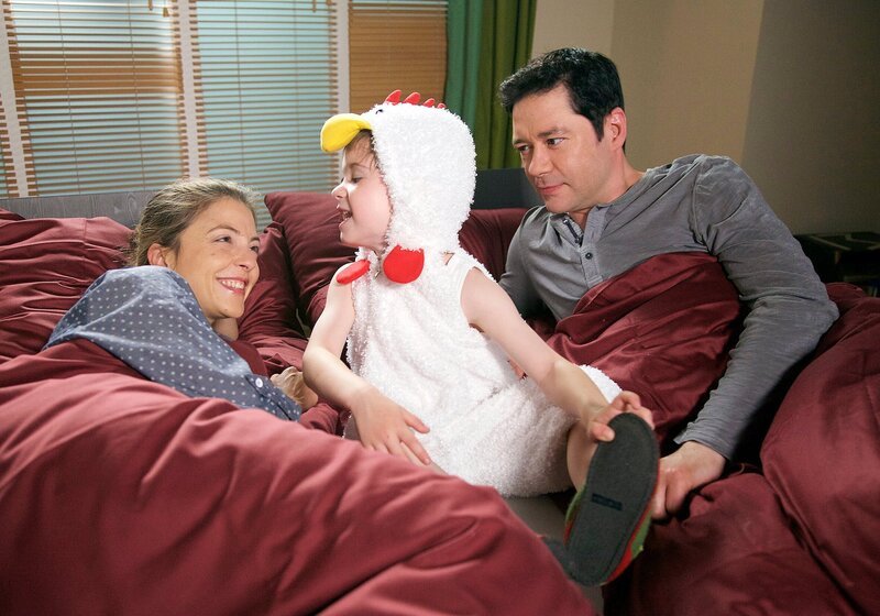 Oskar Brentano (Leonard Scholz, mi.) hat eine kleine Theateraufführung und freut sich schon sehr darauf. Auch Arzu Ritter (Arzu Bazman, li.) und Philipp Brentano (Thomas Koch, re.) sind schon aufgeregt. Doch bis dahin, müssen noch einige Näharbeiten am Hähnchen-Kostüm erledigt werden. – Bild: MDR/​Saxonia/​Wernicke