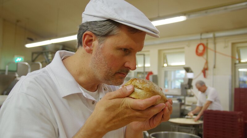 Nils Müller leitet die Frischebäckerei in der Bohlsener Mühle. – Bild: NDR/​Jokerpictures