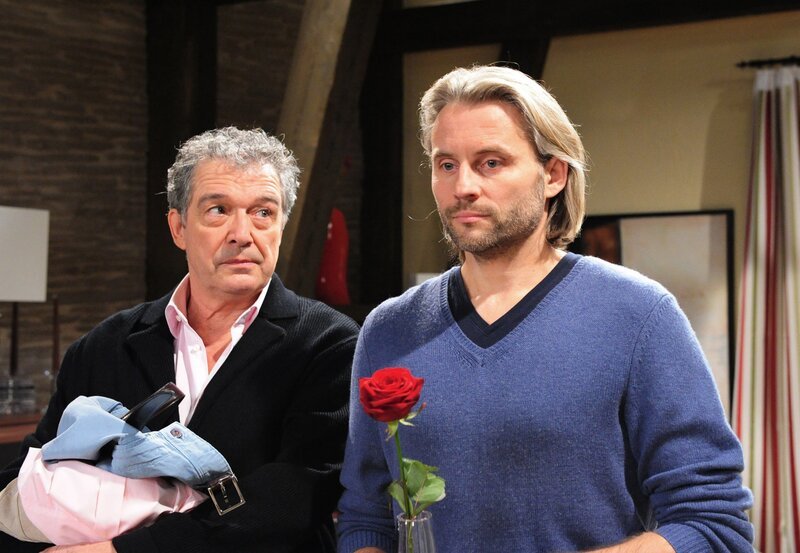 André (Joachim Lätsch, l.) ermutigt Michael (Erich Altenkopf, r.), seiner Liebe zu Gitti (Kathleen Fiedler) eine Chance zu geben. – Bild: ARD/​Ann Paur