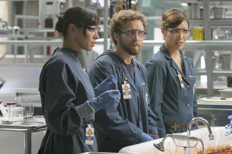 Dr. Camille Saroyan (Tamara Taylor, l.), Hodgins (T.J. Thyne) und Angela (Michaela Conlin) finden heraus, dass das fast völlig zersetzte Opfer an einer seltenen Glasknochenkrankheit litt. – Bild: RTL /​ FOX