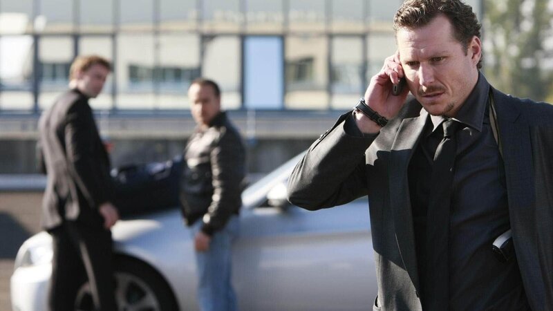 Chris (Gedeon Burkhard, hi.li.) und Semir (Erdogan Atalay, hi.re.) treffen sich wie verabredet mit den Gangstern (re. Dirk Borchardt), um das Rauschgift abzuliefern. – Bild: MG RTL D /​ Guido Engels