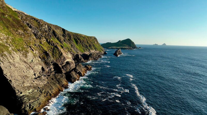 Der Ring of Kerry führt überwiegend an der Küste entlang und reiht ein Landschafts-Highlight ans nächste – wie dieses Steilufer. – Bild: NDR/​nonfictionplanet/​Florian Melzer
