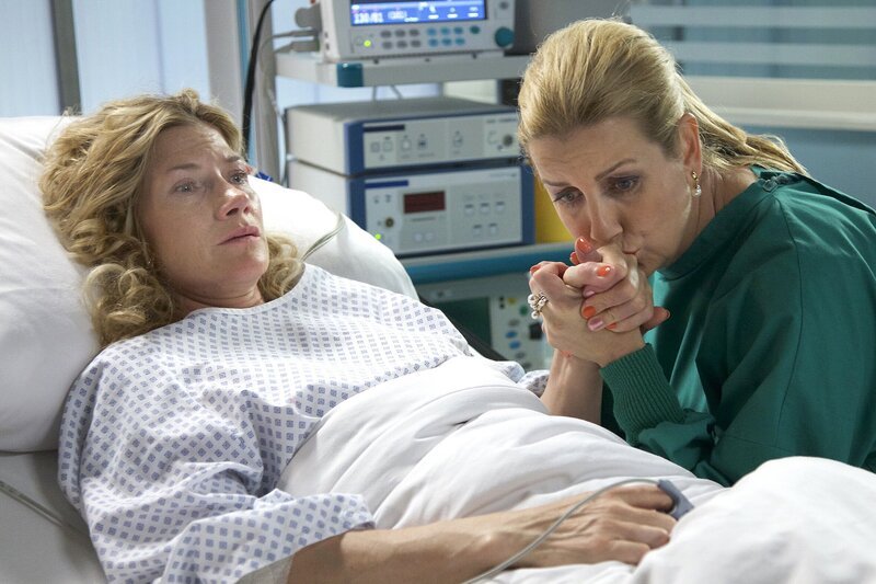 Katja Marquardt (Astrid M. Fünderich, links) fleht ihre Schwester Sarah Marquardt (Alexa Maria Surholt) an etwas zu tun. Sarah ist die Direktorin der Sachsenklinik und nun soll Katjas Leben davon abhängen, dass ein bestimmtes Medikament nicht im Leistungskatalog der Klinik ist. – Bild: MDR/​MDR/​Saxonia/​Wernicke