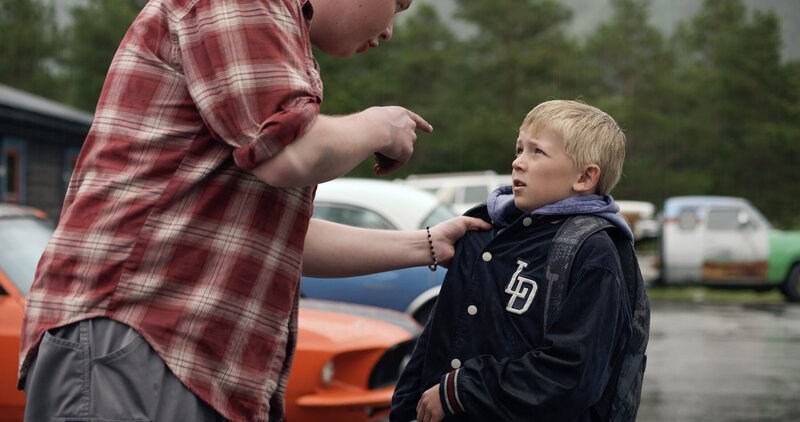 Noras Bruder (Erlend Bře) soll absichtlich ein Auto beschädigt haben – Bild: NDR/​NordicStories