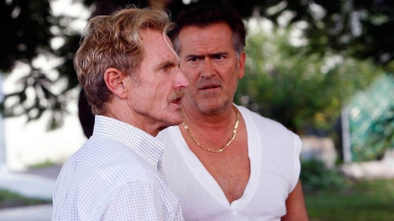 Anson Fullerton (Jere Burns) ist Psychiater und besitzt alle Zugangscodes zum Gebäude des britischen Konsulats. Er warnt Sam Axe (Bruce Campbell) vor einem skrupellosen Plan, denn brisante Dokumente sollen bei einem Einbruch in das Konsulat ausgetauscht werden. – Bild: RTL /​ USA Network