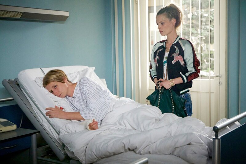 Manuela Wüllner (Fanny Staffa, li.) hat ihre OP gut überstanden. Nadine Herrmann (Karolin Oesterling, re.) wundert sich, dass ihre Freundin und Kollegin trotzdem so niedergeschlagen ist. Manuela erklärt ihr, dass sie gerade einen Anruf ihres gemeinsamen Chefs hatte, der ihr die Kündigung ausgesprochen hat, Nadine übrigens auch. Nadine hat während Manuelas Klinikaufenthalt, deren Stechkarte einfach immer mit durch das Lesegerät gezogen und gehofft, dass es nicht auffällt. – Bild: MDR/​Sasxonia /​Wernicke