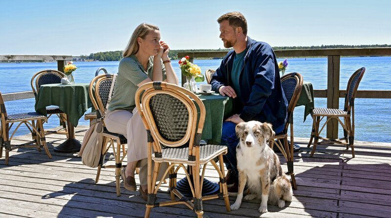 Paul Winter (Christoph Schechinger, re.) und seine alte Liebe Hanna (Christina Athenstädt, li.) sehen sich nach Jahren wieder. – Bild: ARD Degeto/​Christiane Pausch