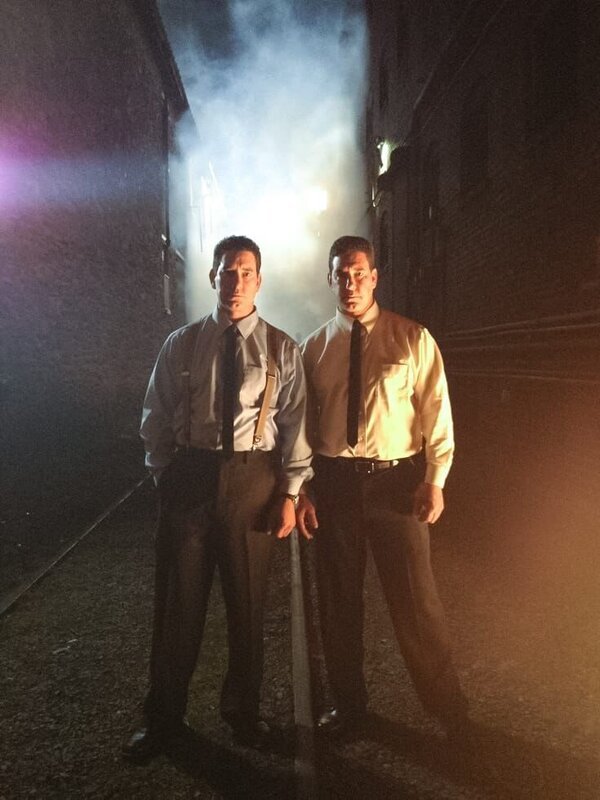The Kray twins in an alley. – Bild: Discovery Communications, LLC. Lizenzbild frei
