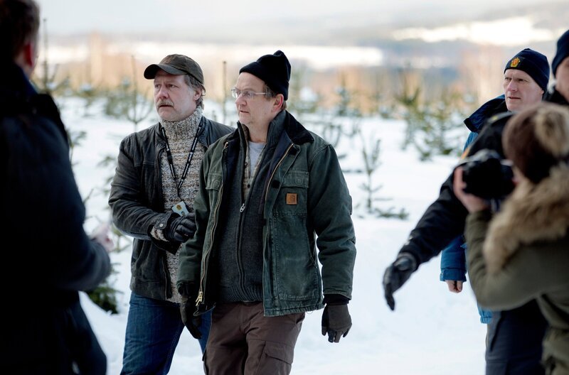 Wisting (Sven Nordin) und Nils (Mads Ousdal) müssen ihren Ex-Kollegen Frank (Gard B. Eidsvold) zurückhalten. – Bild: ARD Degeto/​Wisting Production A/​S/​Agnete Brun