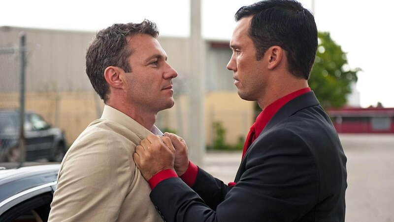 Die beiden konkurrierenden Spione Michael (Jeffrey Donovan, r.) und Mason Gilroy (Chris Vance) geraten bei Michaels verdeckten Ermittlungen aneinander. – Bild: Foto: RTL /​ USA Network