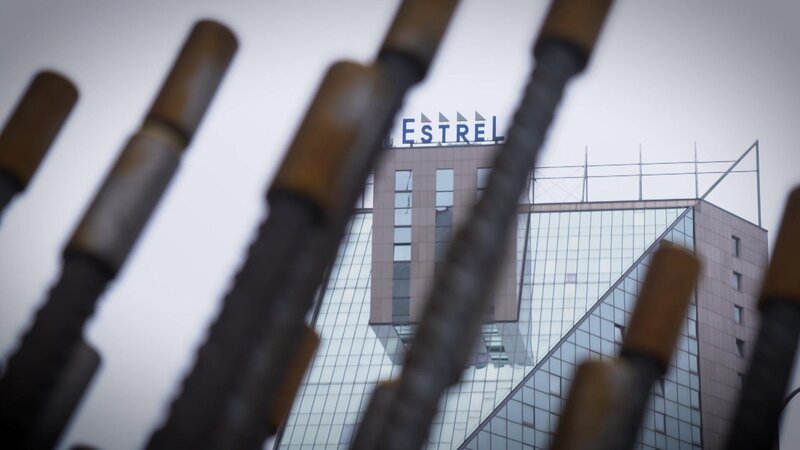 Hinter den Stahlstreben des Rohbaus zeichnet sich das Estrel-Hotel ab, das mit seinem Erweiterungsbau zum höchsten Hotel Deutschlands werden soll. – Bild: WELT
