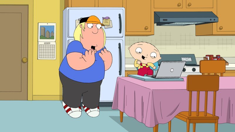 Chris (l.) braucht dringend ein Date für den Schulball, doch kein Mädchen mag ihn. Stewie (r.) hat eine Idee und möchte mit einem Video Taylor Swift bitten, Chris’ Date auf dem Schulball zu sein. Geht der Plan auf? – Bild: 2016⁠–⁠2017 Fox and its related entities. All rights reserved. Lizenzbild frei