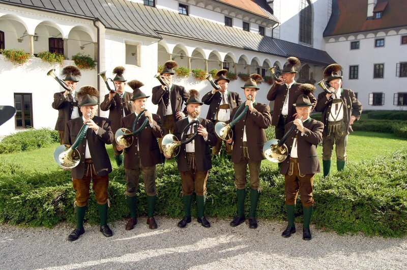 Jagdhornbläsergruppe Gaming. – Bild: ORF (FS1/​FS2) /​ ORF2 /​ Anton Wieser