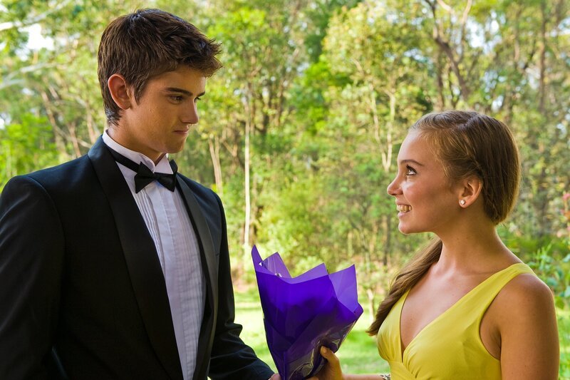 Dan (Luke Erceg) und Ally (Marny Kennedy) gehen zusammen zum Schulball. Sie geben ein süßes Paar ab. – Bild: NDR/​Southern Star