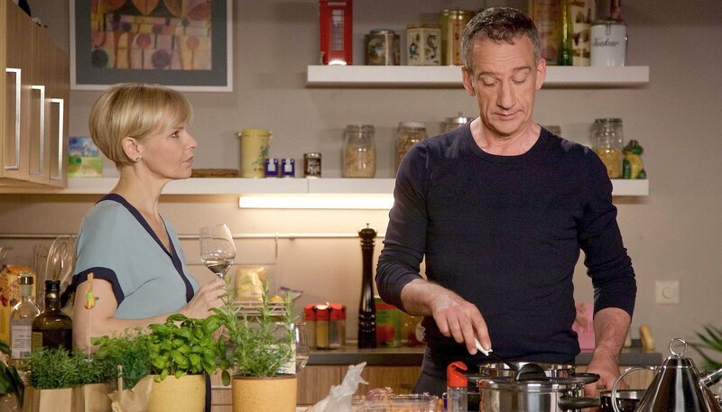 Alexander Weber (Heio von Stetten) spricht am Abend mit seiner Freundin Dr. Kathrin Globisch (Andrea Kathrin Loewig) über die Auseinandersetzung in der Klinik. Er glaubt, dass die Klinik immer wieder zwischen ihnen stehen wird und bittet sie an eine andere Klinik in seiner Heimat Frankfurt zu wechseln. Dort wäre er nicht ihr Chef und es gäbe keine beruflichen Interessenskonflikte mehr. Kathrin ist klar, dass er im Kern recht damit hat, aber sie kann sich nicht vorstellen, die Sachsenklinik zu verlassen. – Bild: MDR/​Saxonia/​Wernicke